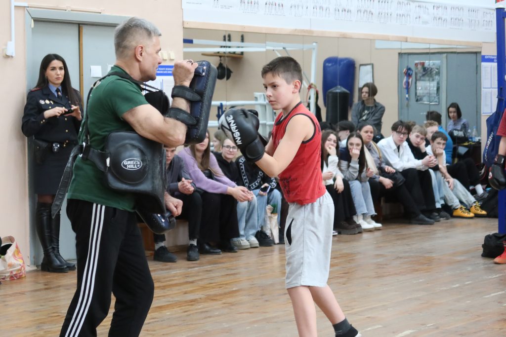 Показательные выступления в зала бокса и кикбоксинга Foxboxing. Работа с трудными подростками Лис Анатолий Иванович